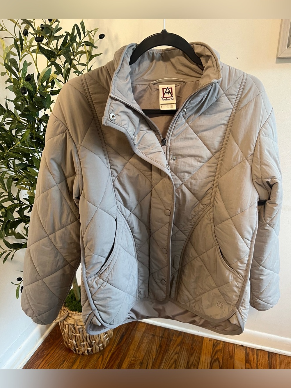 Avalanche Women's Quilted Puffer Jacket in Light Gray